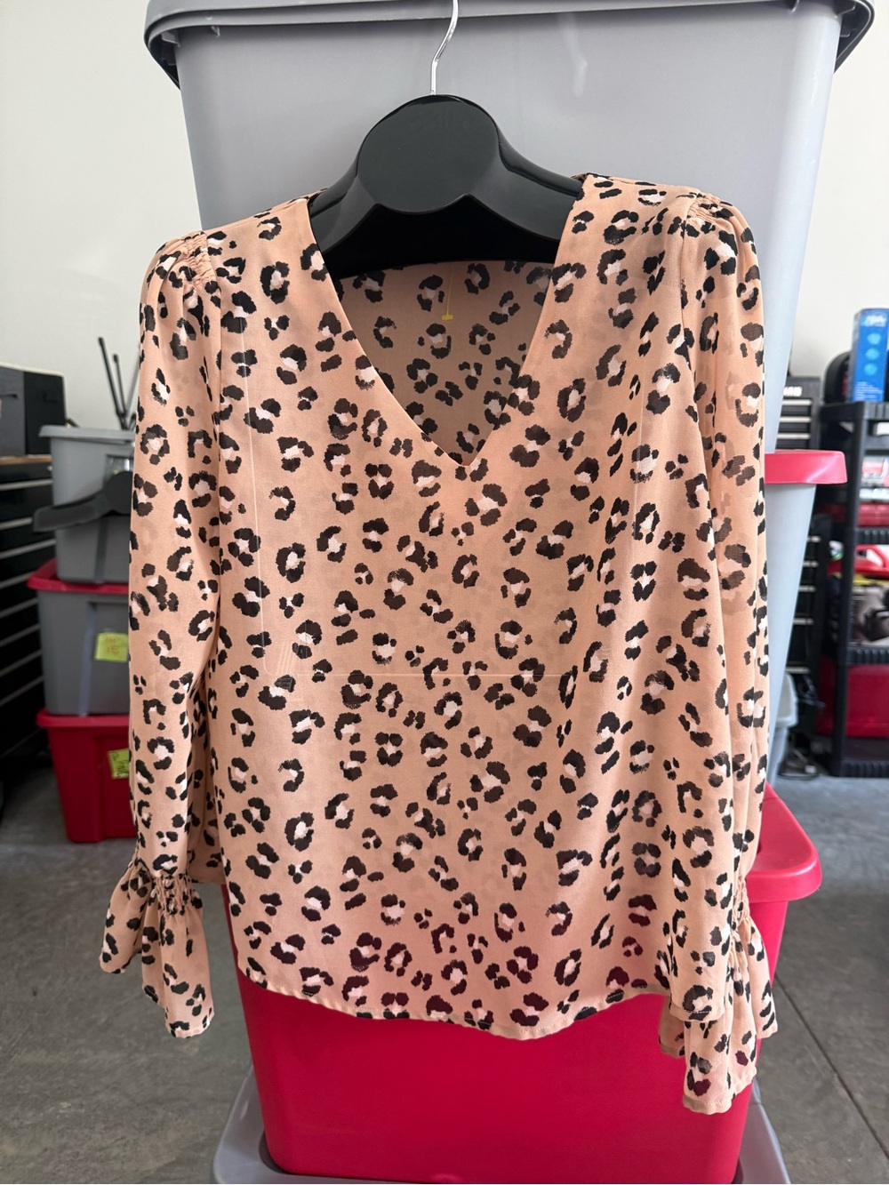 Womens Blush Leopard Print V-Neck Long Sleeve Top mp14